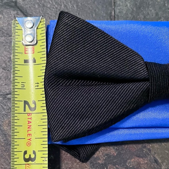 NWT IZOD Adjustable and Pre-Tied Black Bow Tie with Royal Blue Pocket Square - Picture 4 of 12